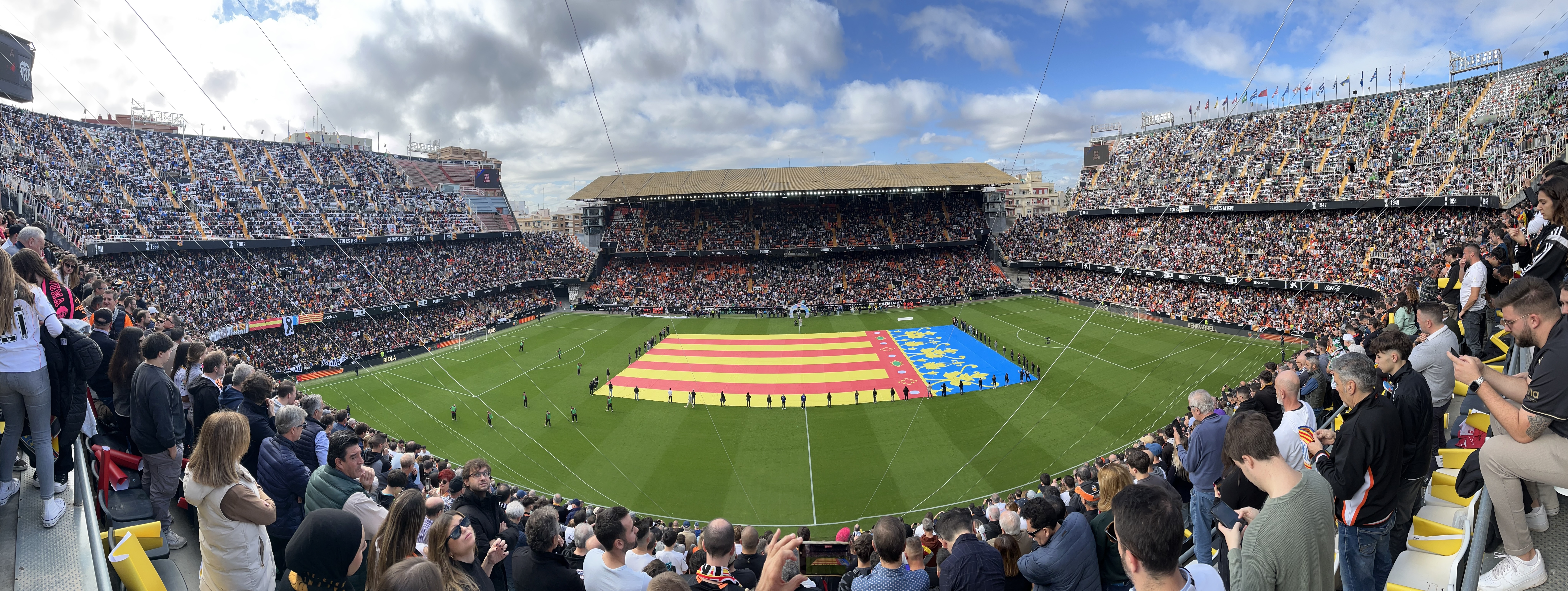 Et udsolgt Mestalla samlede Valencia efter katastrofen